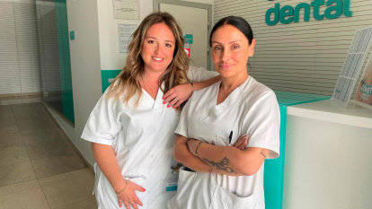 Dos trabajadoras de la clínica Asisa Dental.