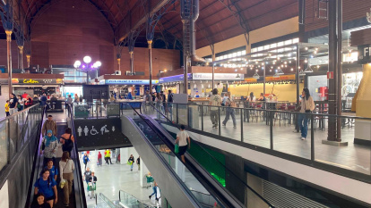 El Mercat, con la luz de un generador de emergencia.