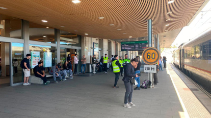 Personas esperando en la estación de tren de Tarragona.