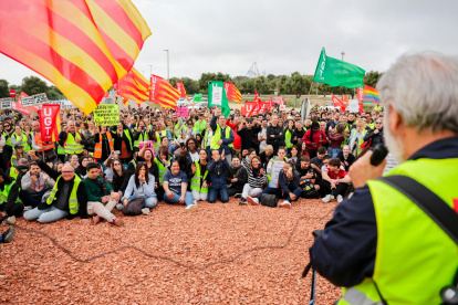 Asamblea de trabajadores en el vial de acceso a la zona de empleados de PortAventura.