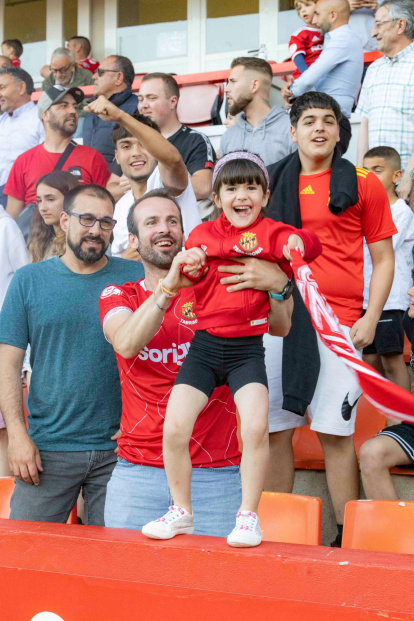 Una aficionada del Nàstic en la grada del Nou Estadi.