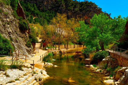 El puente y el santuario de la Fontcalda, en una