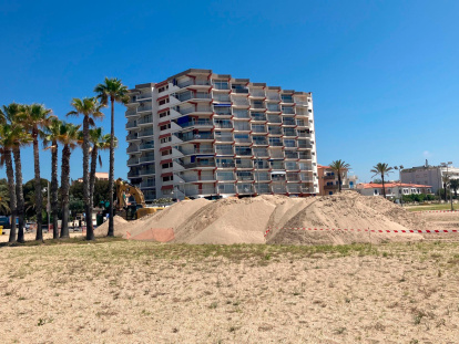 Acopio de arena en Coma-ruga.