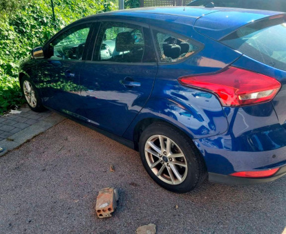 El coche con la cristalera rota.