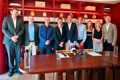 La nova Junta Executiva de l’Associació Hotelera de la província de Tarragona durant la seva presentació.