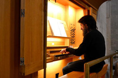 Josep Mateu, tocant l’orgue durant la cantata.