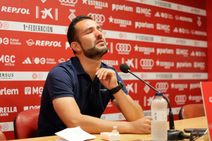 El exentrenador del Nàstic, Dani Vidal, en la sala de prensa del Nou Estadi.