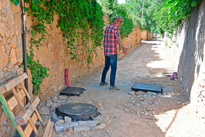 El camí s’ha aixecat diverses vegades i s’han construit arquetes.