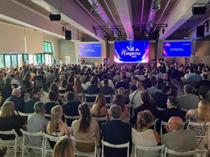El alcalde Kenneth Martínez y el centro de convenciones del Tabaris lleno de empresarios.