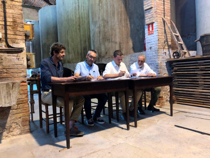 Pepe Raventós, Joan Carles Armeijach, Albert Cardó, Manuel Raventós. Signatura de l’acord de lloguer del celler d’Aiguamúrcia per Can Sumoi.