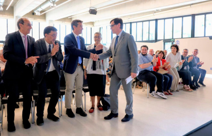 El alcalde de El Vendrell, Kenneth Martínez, saludando al president Illa.