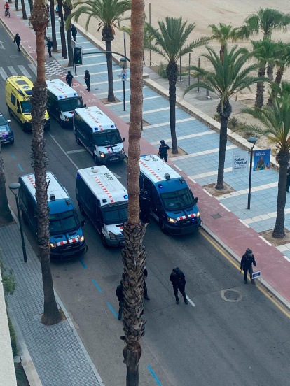 Los Mossos cortan el paseo de Salou.
