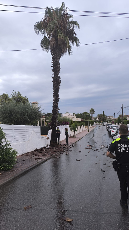 El rayo ha dañado la valla de una casa en Cunit.