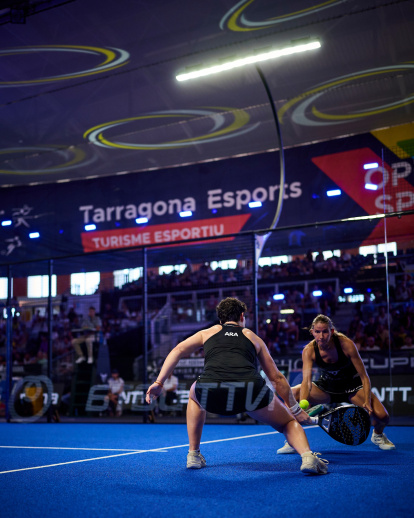 Alecis Collombon y Araceli Martínez, agachadas para devolver una bola.