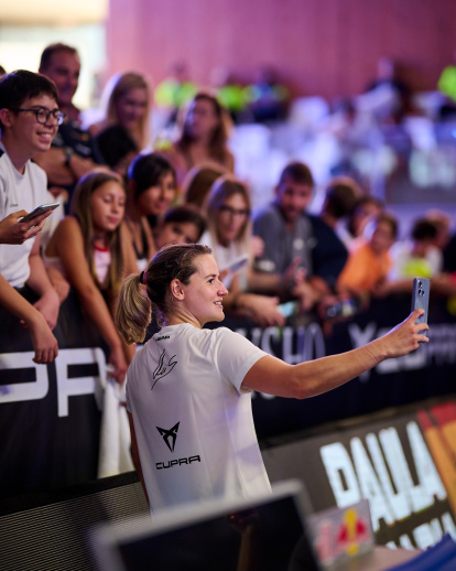 Ari, haciéndose un selfie con aficionados.