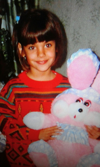 Alba Tubilla (Tarragona, 1986), con siete años, sonriente y con un peluche entre sus manos.