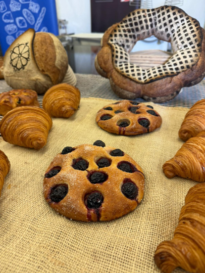 Elaboracions amb ADN ganxet al concurs The Baker: coca amb cireres, pa foradat i pa decorat amb la Rosa de Reus.
