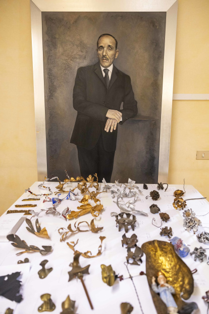 Un retrato de Josep Maria Jujol custodiando algunas de las piezas metálicas que diseñó