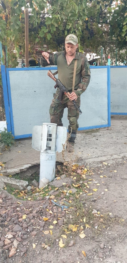 Slava Didur, junto a un proyectil, durante la guerra.