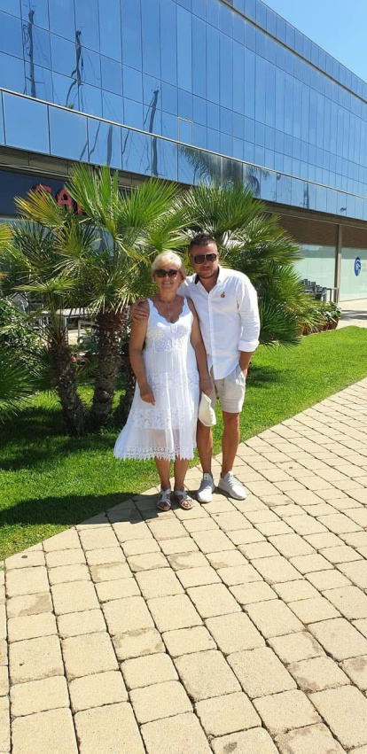 Slava, junto a su madre, Hanna, durante una visita a Tarragona.