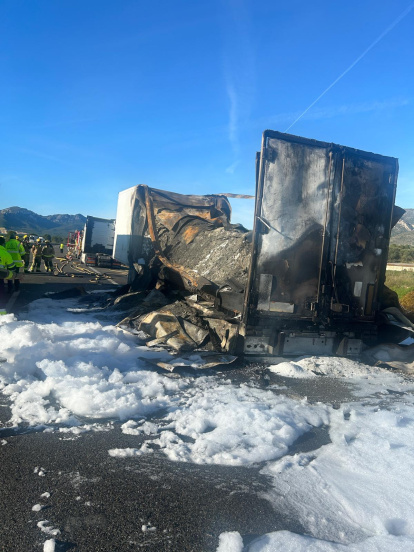 El fuego ha devorado la carga.