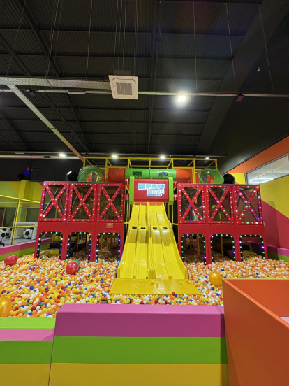 ump Space ofrece opciones para celebraciones de cumpleaños y actividades temáticas..