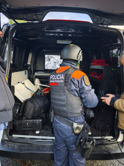 Un agente, observando en la pantalla las imágenes captadas por el dron.
