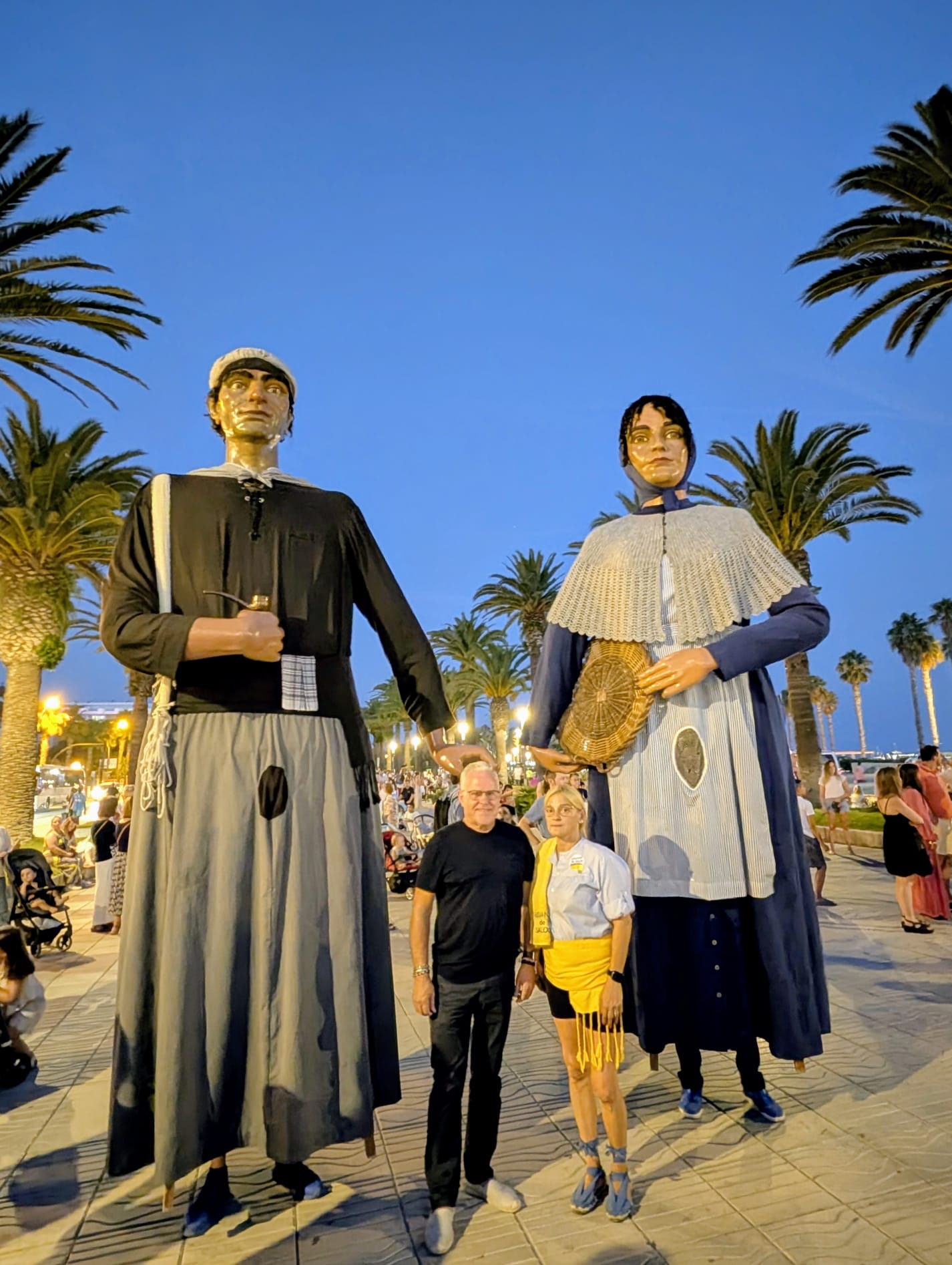los-gegants-pescadors-de-salou-salen-de-quir-fano-con-la-cara-renovada