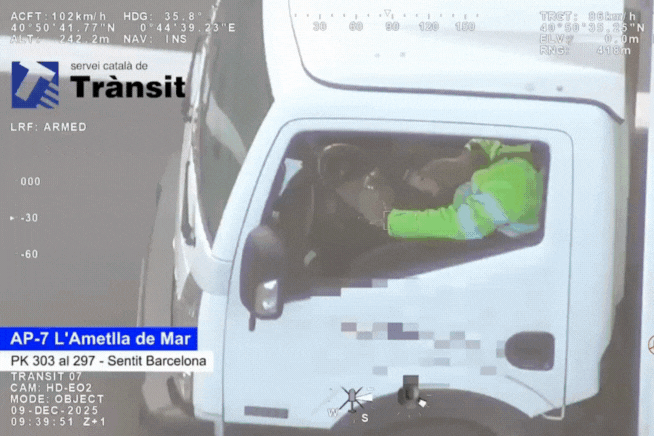 El conductor de este camión fue grabado por la cámara del helicópetero de Trànsit.