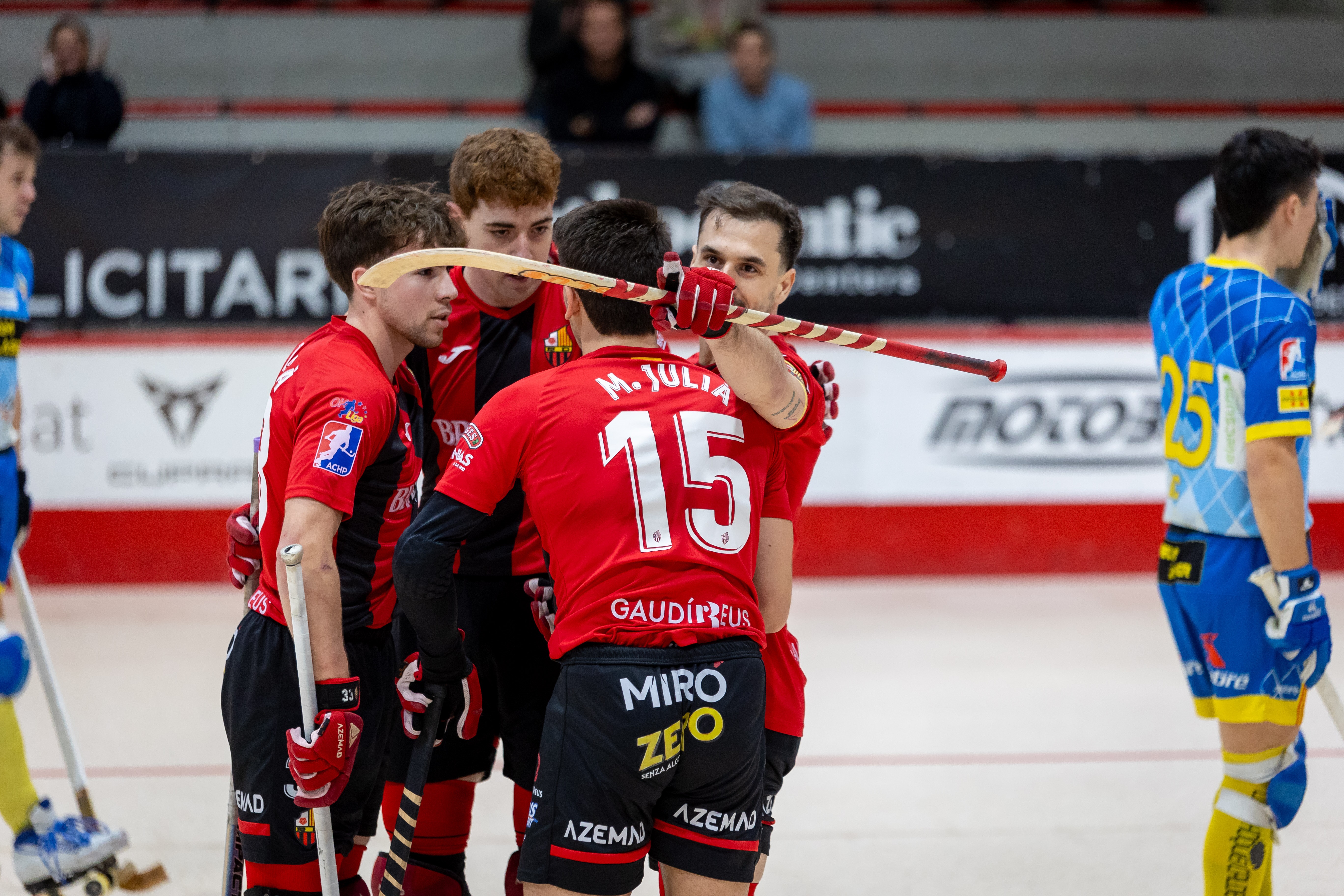 Los jugadores del Reus celebran uno de los cuatro goles de este mediodía.