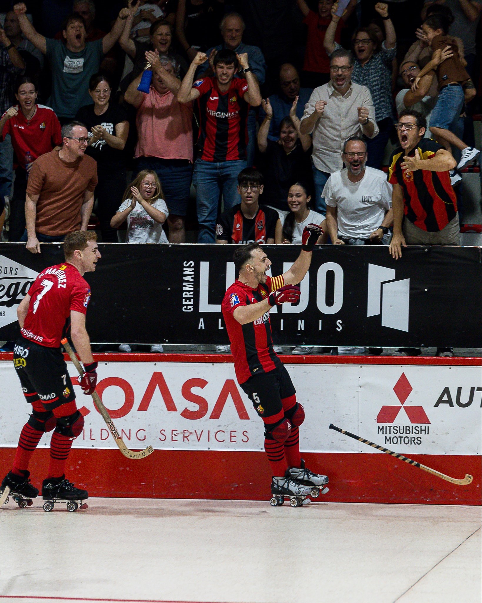 Salvat celebra un gol con los aficionados esta temporada.