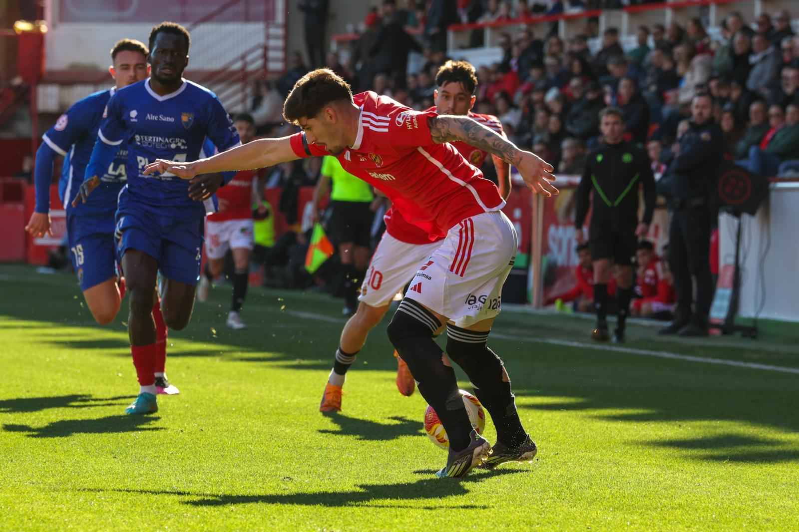 Álex Jiménez controla un balón durante el partido.