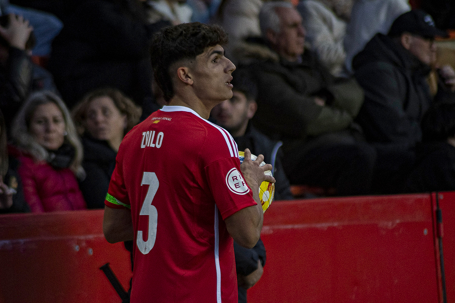 Ander Zoilo corre la banda del Nou Estadi durante el partido ante el Villarreal B.