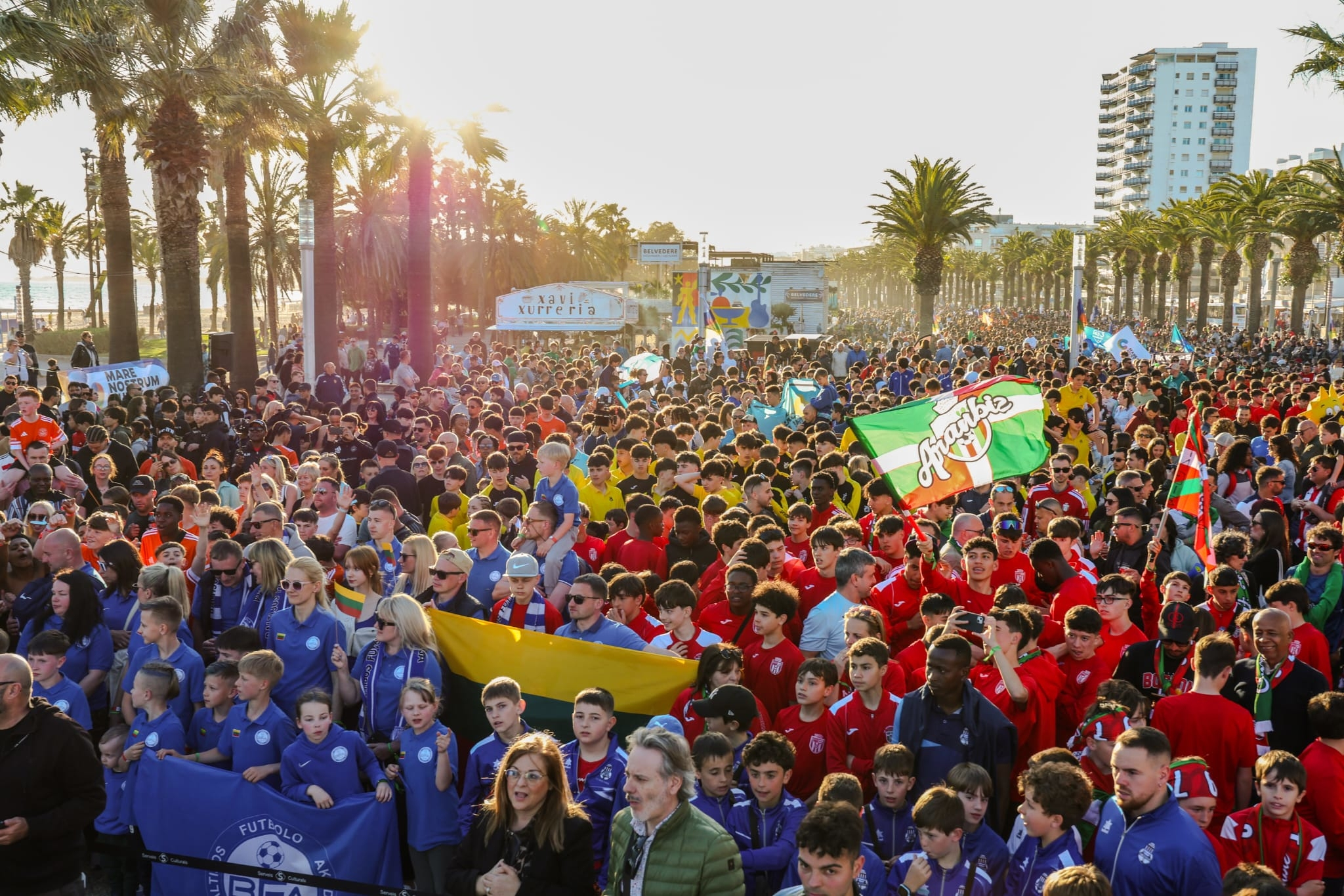 El desfile inaugural del Mare Nostrum Cup 2025 congregó a más de 12.000 personas en Salou.