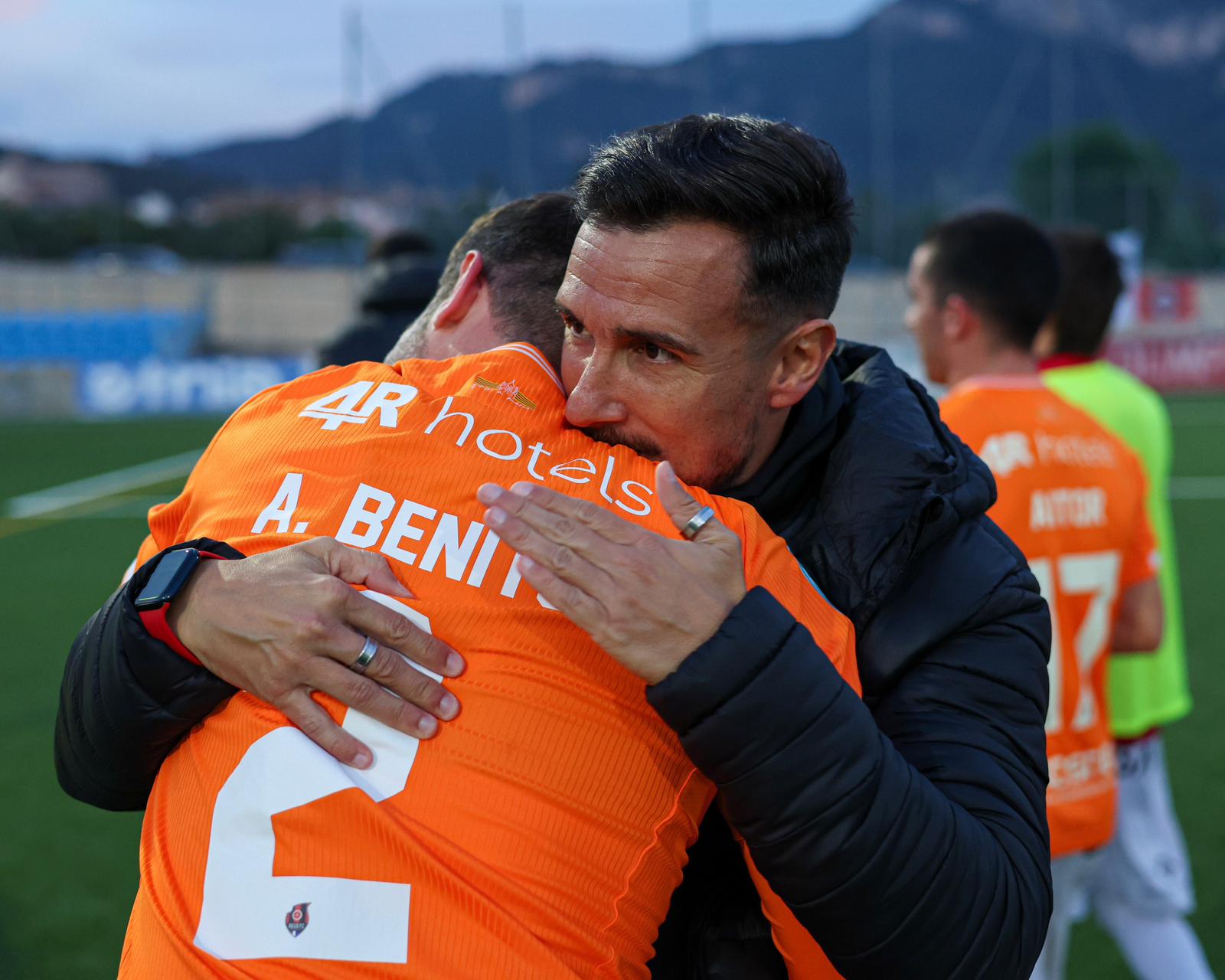 Marc Carrasco y Alberto Benito celebran la victoria en Andratx.
