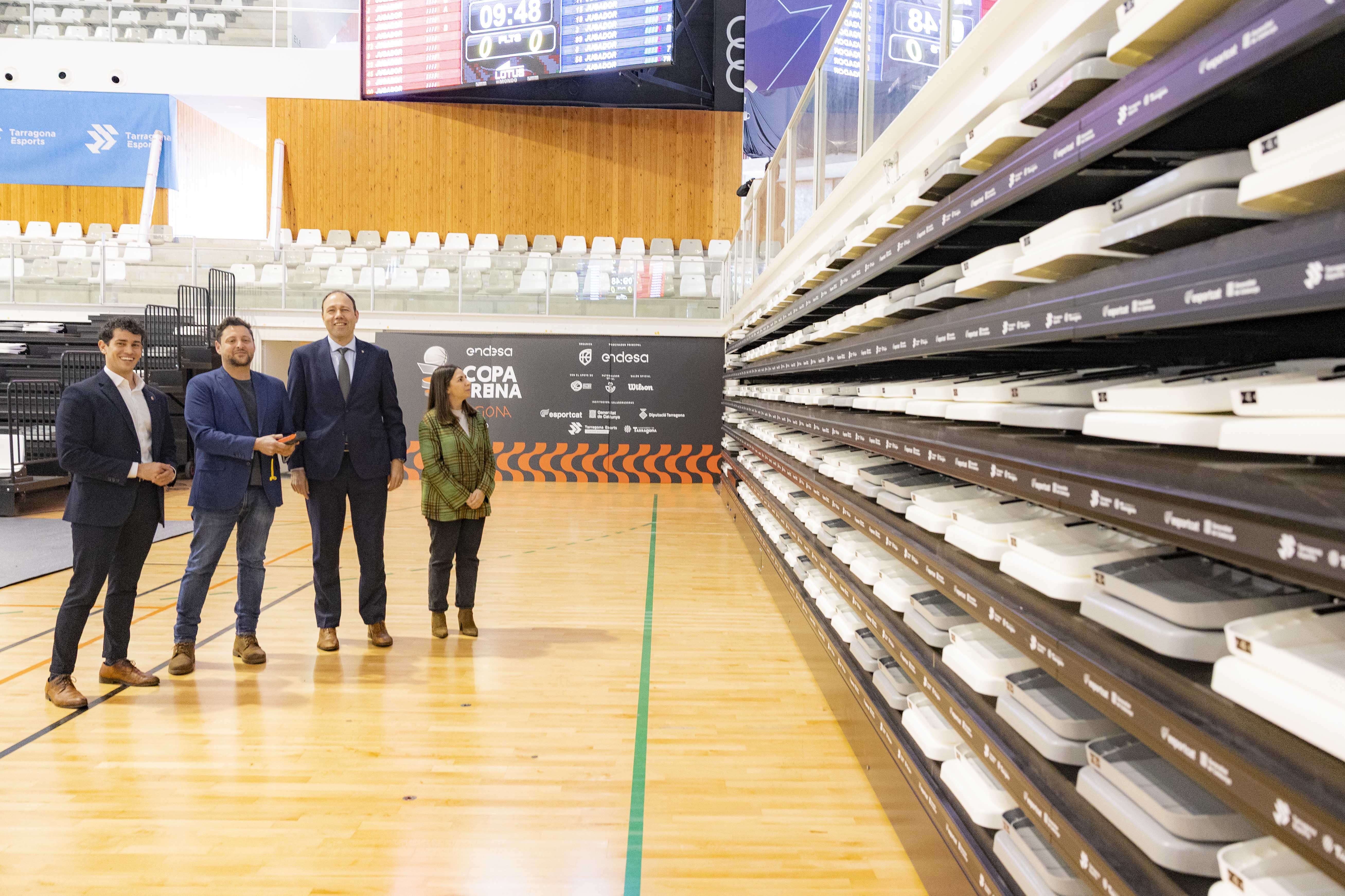 El alcalde Viñuales y el conseller Álvarez, este martes con las nuevas gradas del Palau d'Esports