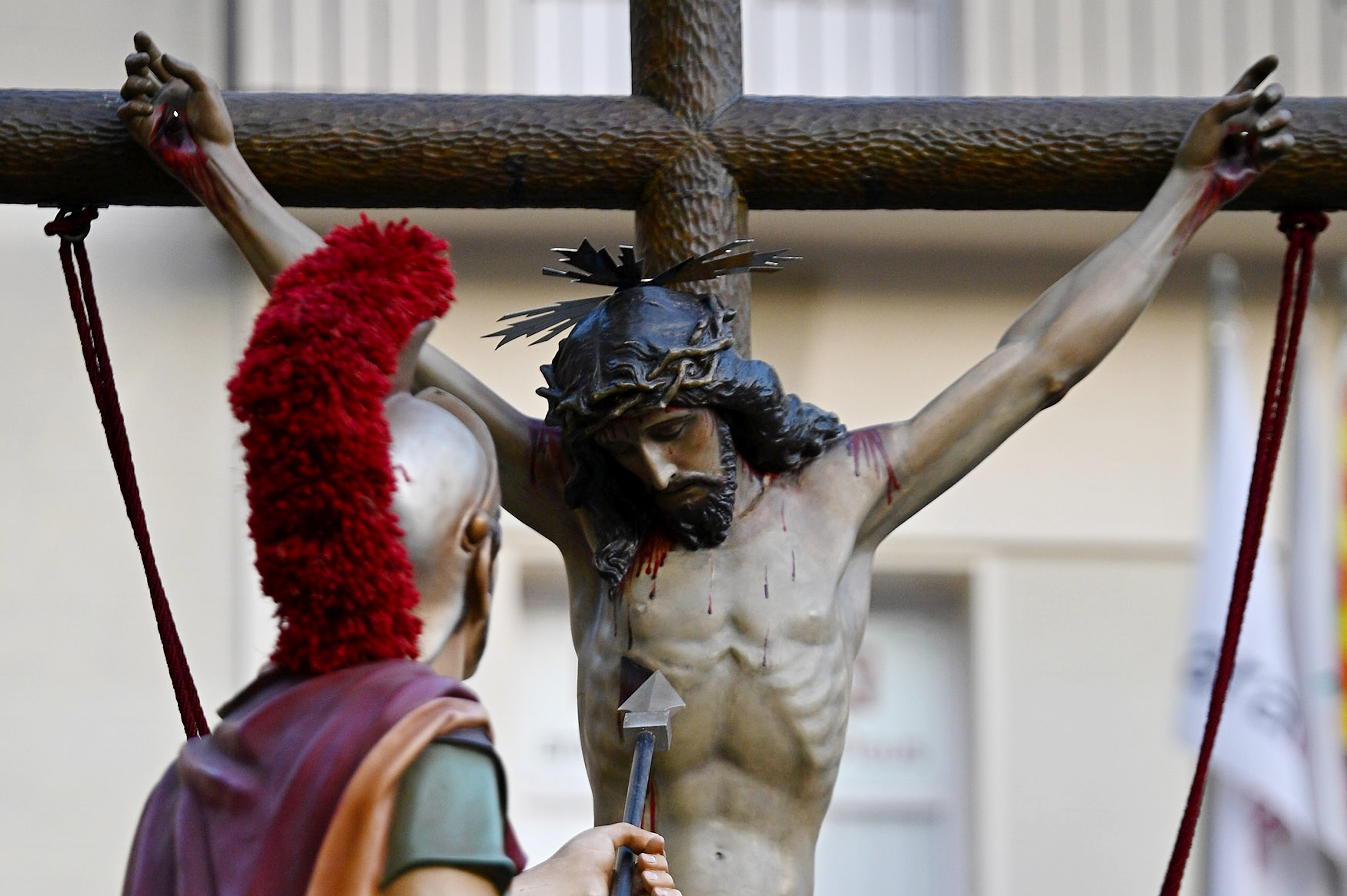 Consternació per la caiguda del Sant Crist de la Creu de Reus: