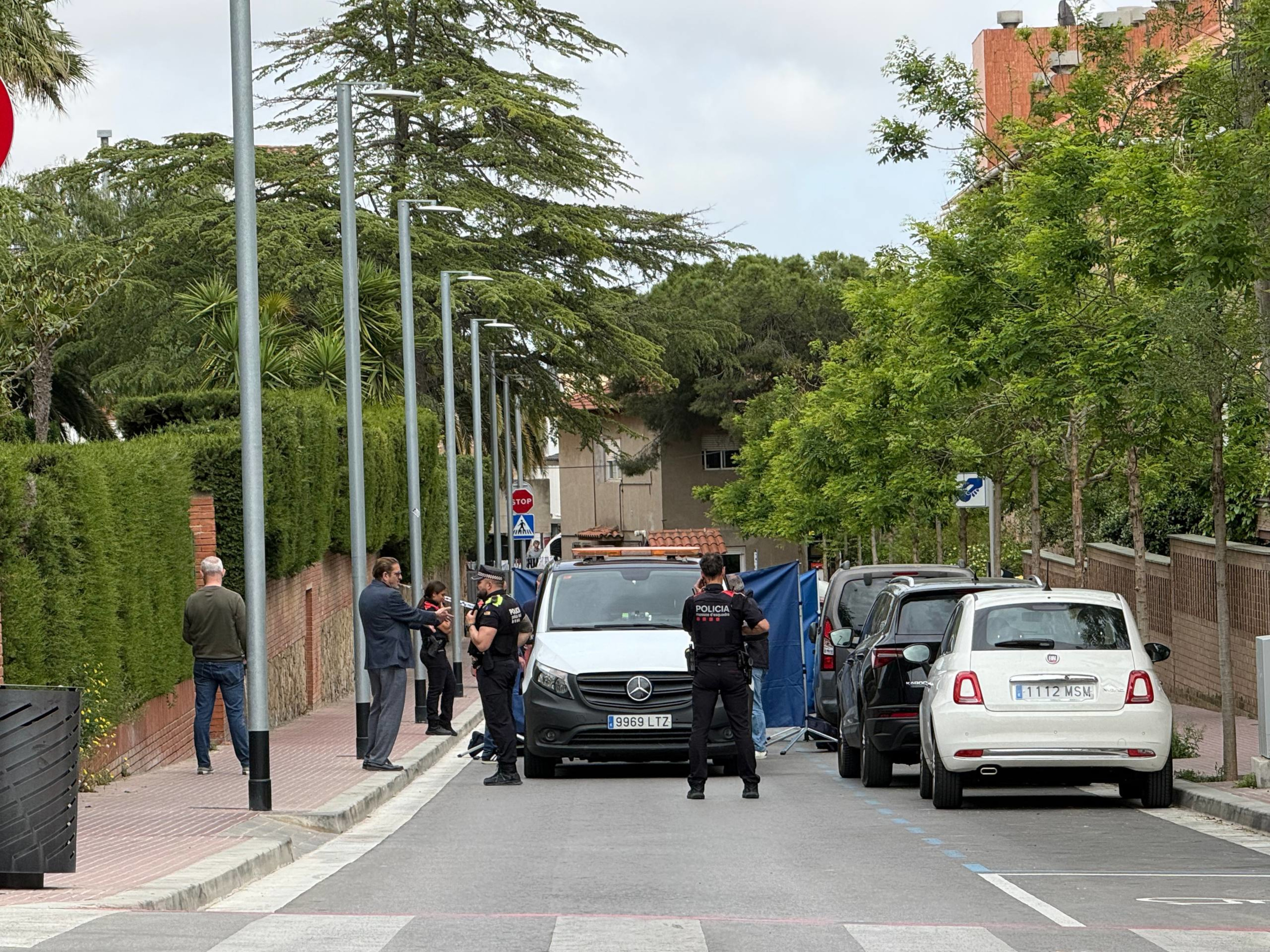 Un hombre mata a una mujer en plena calle de Esplugues de Llobregat