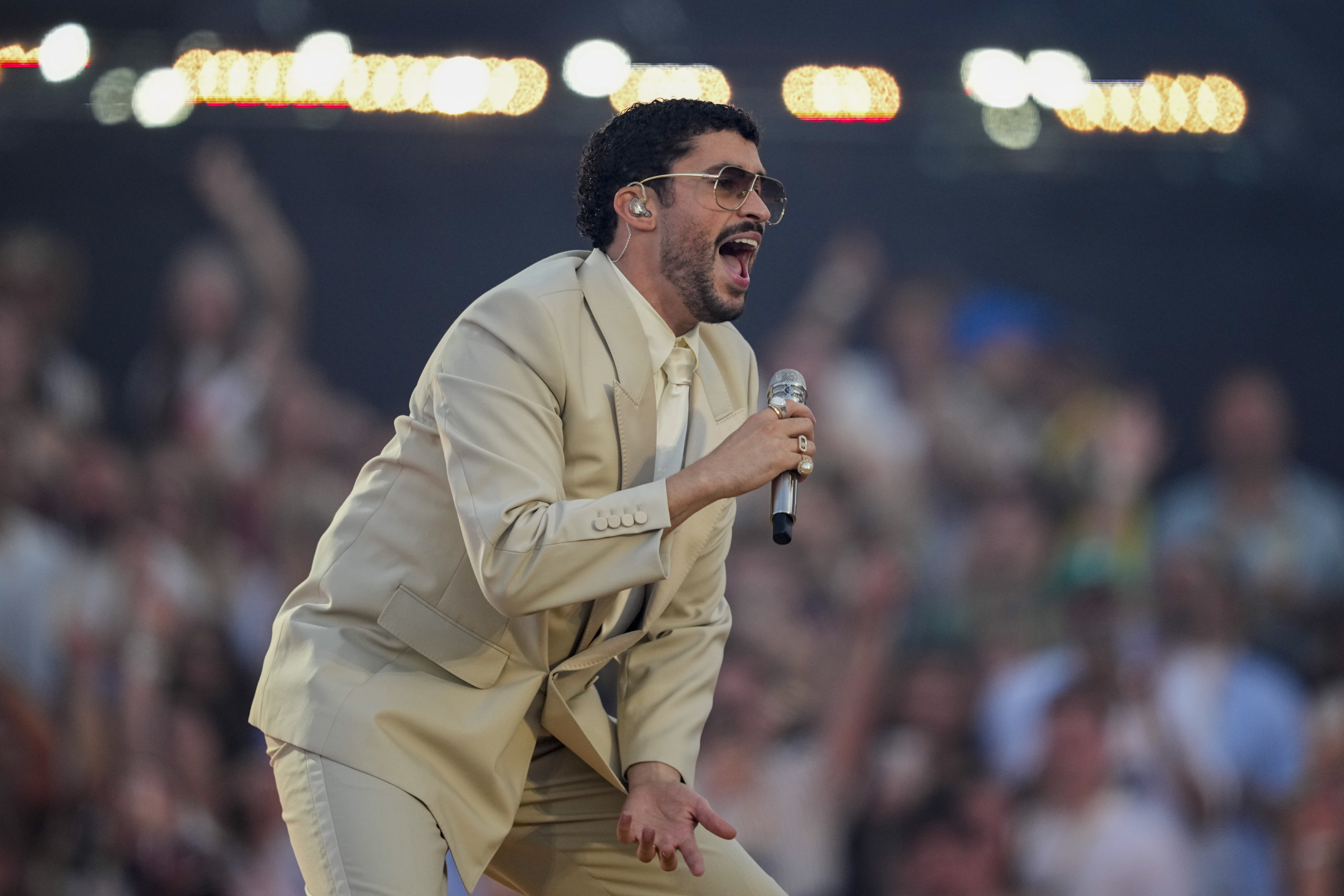 Bad Bunny Arrasa En Barcelona Ante 50 000 Fans En El Primero De Sus 12 